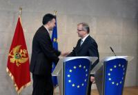 Oli Rehn kërkon nga Maqedonia dhe Mali i Zi të mos hezitojnë ta njohin pavarësinë e Kosovës