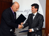 Ulcinj - Press - Donacija OS B.Strugar, direktor M. Spuzu i direktor filijale Prve banke u Ulcinj
