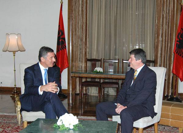 Presidenti Topi u takua sot me Kryeministrin e Malit të Zi, Milo Gjukanoviç