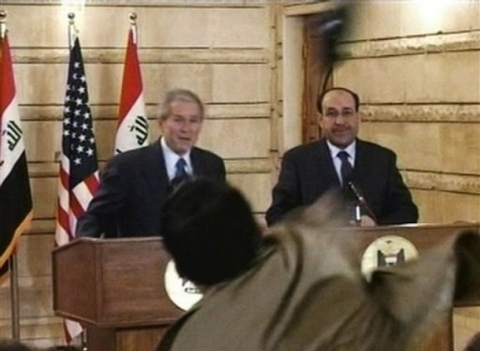 Bush gjuhet me këpucë, në Irak