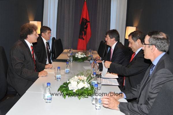 Presidenti Topi takohet me përfaqësues politikë, të pushtetit vendor dhe parlamentarë në Mal të Zi