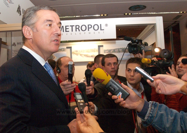 Gjukanoviq paralajmëron se Podgorica dhe Prishtina do të shkëmbejnë ambasadorët – Video
