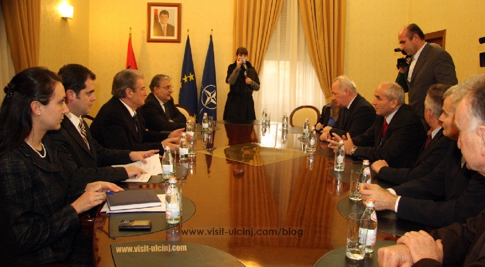 Kryeministri Berisha pret në takim ministrin e Ekonomisë të Malit të Zi Branko Vujovic