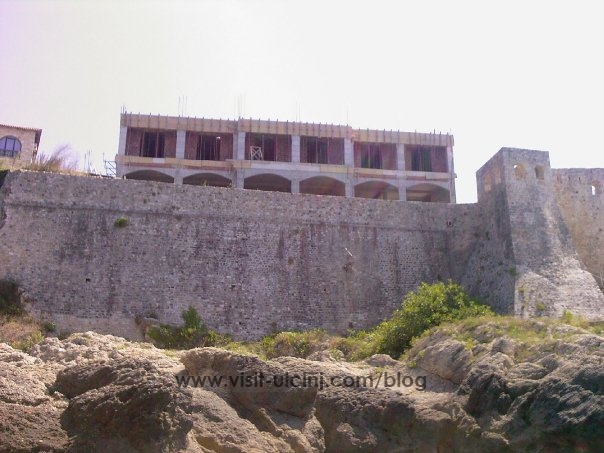 Stanovnici Ulcinjskog starog grada protestuju zbog odugovla?enja gradnje u najljepšem dijelu drevnih zidina