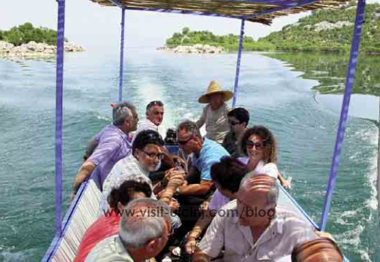 Një ditë e poezisë shqipe, në një anije, në Liqenin e Shasit