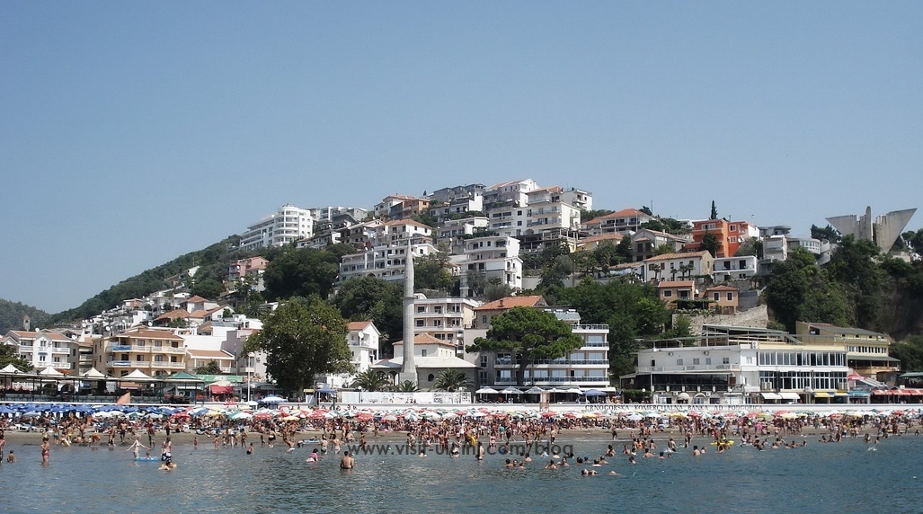 Ulqin: Dilerat kontrollojn turistat  – Ulcinj: Napad dilera na turiste