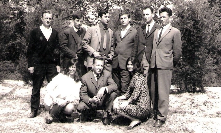 Mesuesit e shkolles fillore ne Katerkolle.1,Sylo Kurti, Hatixhe Alaj-Maxharri, Idriz Kallaba, Sabri Holli, Musa Maxharri, Tom Ndreu, Hata Salaj-Gjoni, Qamil Kurti, Xhemal Hoxha Sylo Kurti, Hatixhe Alaj-Maxharri, Idriz Kallaba, Sabri Holli, Musa Maxharri, Tom Ndreu, Hata Salaj-Gjoni, Qamil Kurti, Xhemal Hoxha