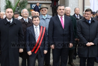 Kryebashkiaku Vangjush Dako dhe kryetari i komunës së Ulqinit Gëzim Hajdinaga ngrenë flamurin në përkujtim të 98 vjetorit të ditës së flamurit në Durrës