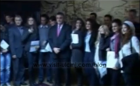 Ndarja e bursave studenteve me te mire nga kryetari Hajdinaga
