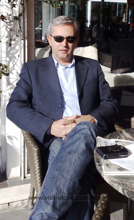 Hollaj: Tekst i mbushur me vrer dhe mllef