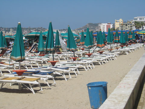 Turistët shqiptarë nga Kosova e Maqedonia braktisin Durrësin + Foto
