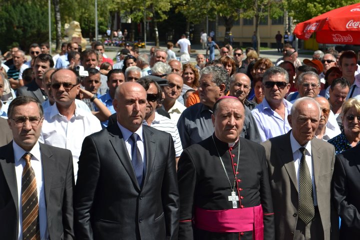 Luigj Shkreli në inaugurimin e shtatores së Nënë Terezës në Pejë
