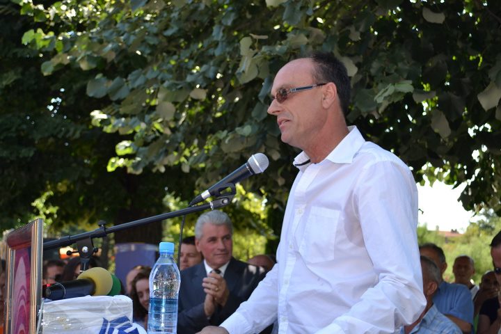 Luigj Shkreli në inaugurimin e shtatores së Nënë Terezës në Pejë.3
