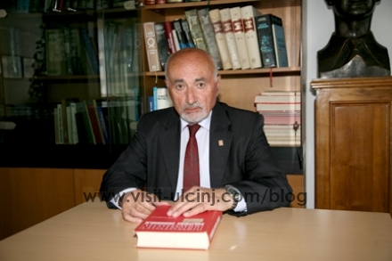 Ekskluzive: Prof. dr. Ruzhdi Ushaku zbërthen dy fraza enigmatike nga komedia “Zogjt “e Aristofanit