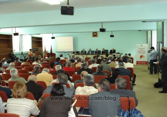 Kryetari i Komunës së Ulqinit z. Nazif Cungu,me të punësuarit e administratës lokale