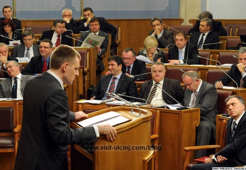 Reagojnë deputet shqiptarë në parlamentin e Malit të Zi – Video