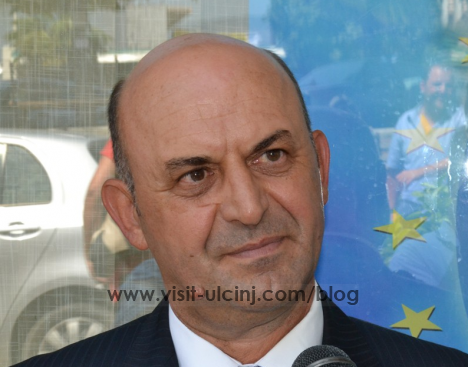 Predsjednik Opštine Ulcinj Nazif Cungu,sa zaposlenima u lokalnoj administraciji
