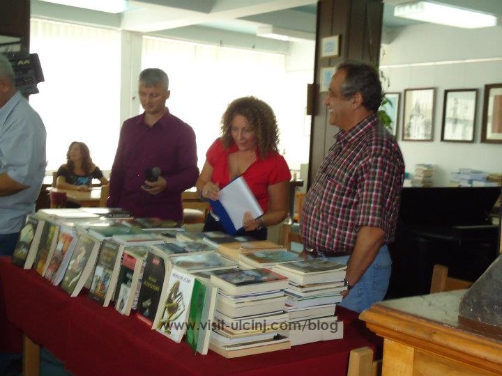 Udhëheqësja e Bibliotekës së Ulqinit jep alarmin,Biblioteka s’mbahet gjallë me libra të falur