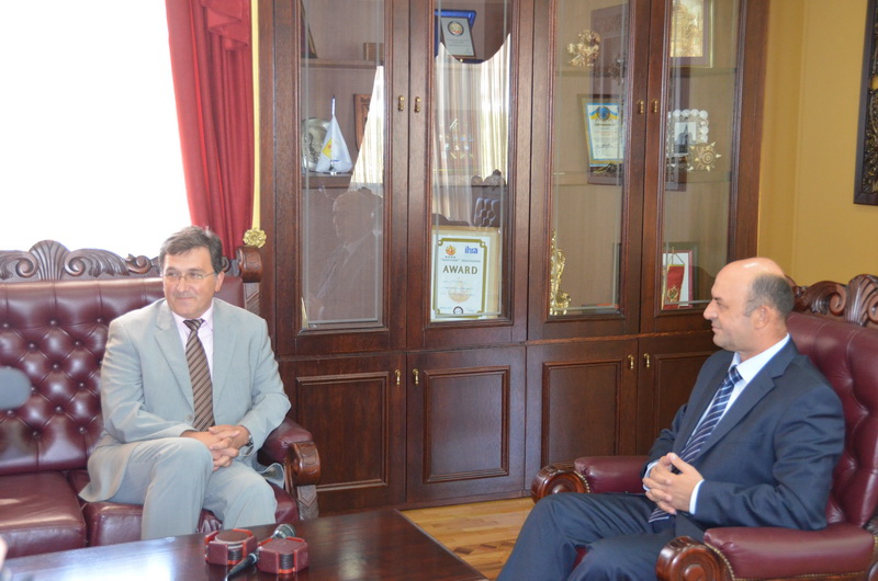 Kryetari i Komunës së Ulqinit z. Nazif Cungu priti sot ambasadorin e Bosnjës dhe Hercegovinës në Mal të Zi z. Izmir Taliq