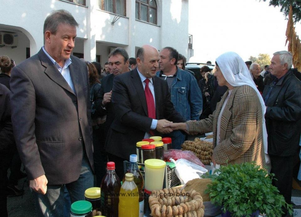 Festa e geshtenjave-Kraje 2011_NAZIF CUNGU ME KYETARIN E TIVARIT
