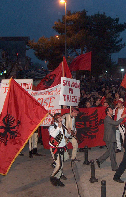 Dan: Albanci spremaju protest zbog zastave