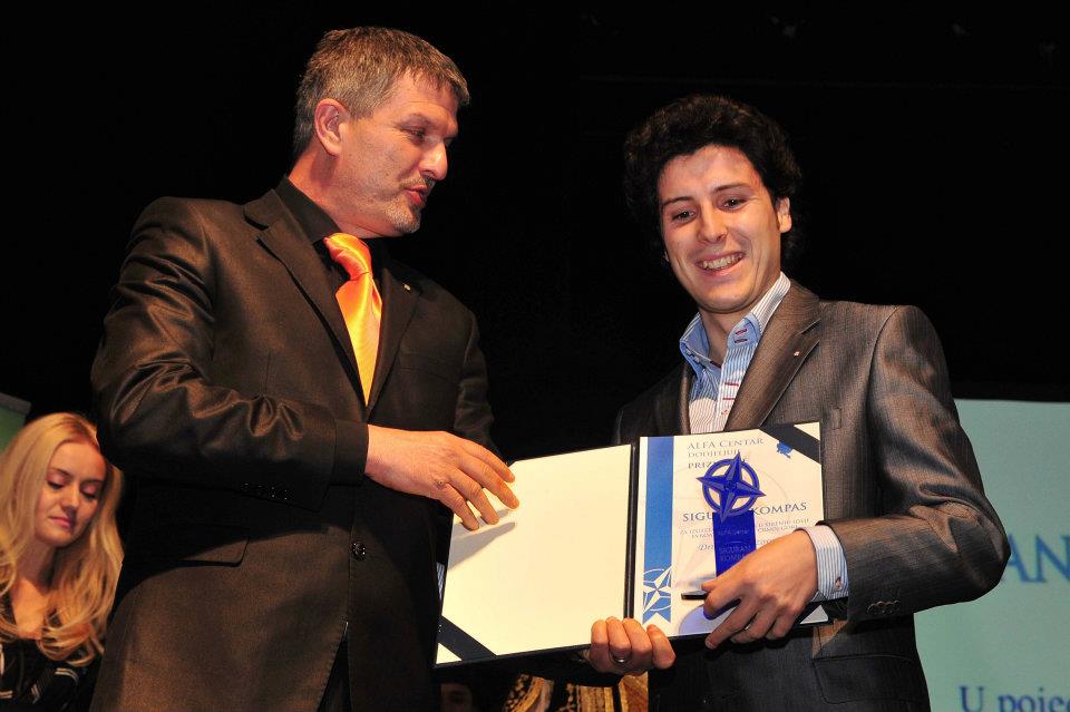 Dritan Abazi fitues i shpërblimit “Busulla e sigurt” 2011