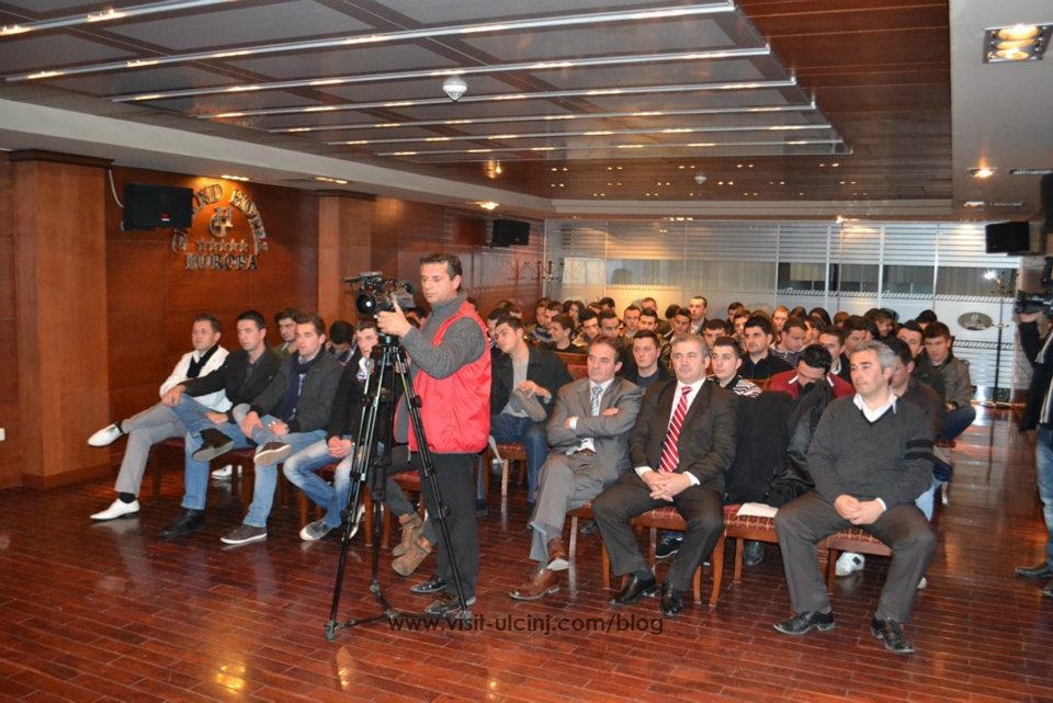 Nazif Cungu takohet me studentat nga Ulqini ne Shkoder.8