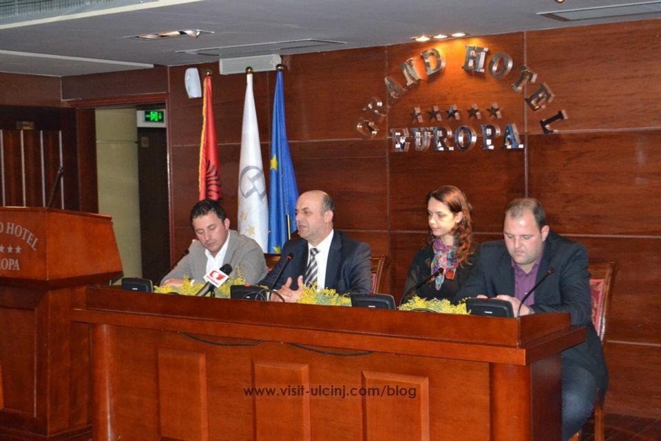 Nazif Cungu takohet me studentat nga Ulqini ne Shkoder – Foto