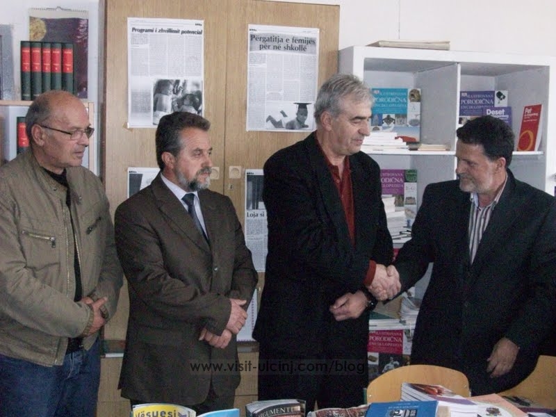 “Art Club” dhuron libra për Shkollën fillore në Ostros