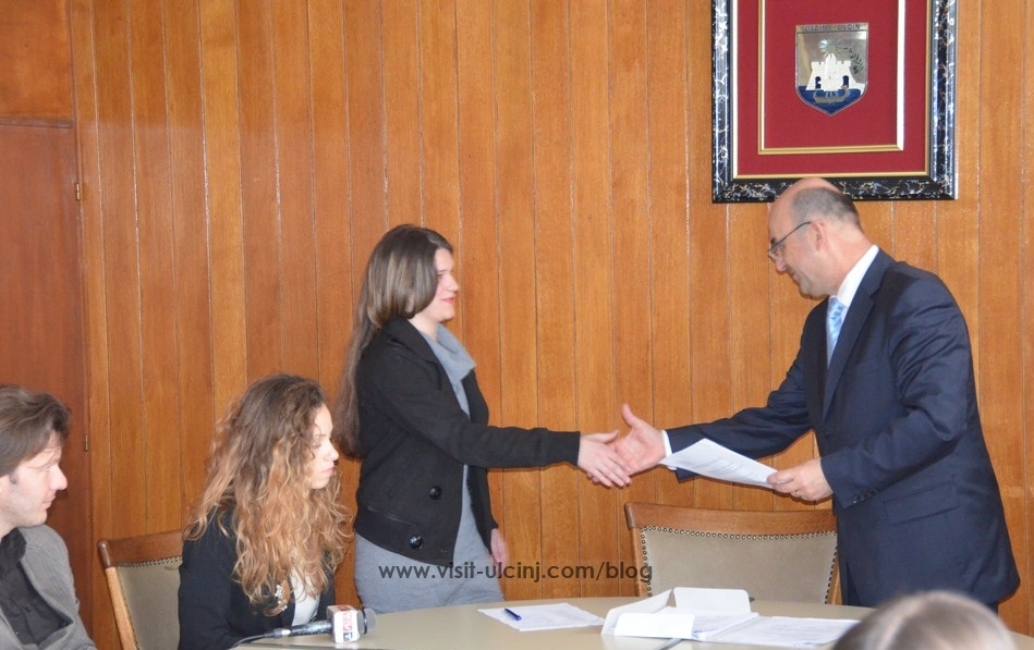 Ndarja e bursave për studentet më të mirë nga Ulqini