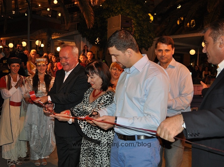 Panairi i librit ne uqlin_Memli Krasniqi_Dinosha