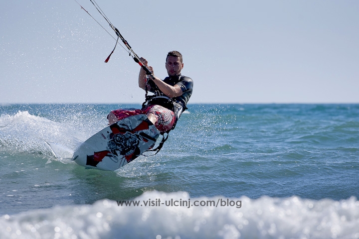 Adrenalina e Kite Surfit në Plazhin e madhë të Ulqinit – Video