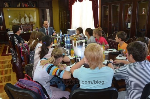 Kryetari Ulqinit Cungu me nxensit e shkolles Boshko Strugar.1