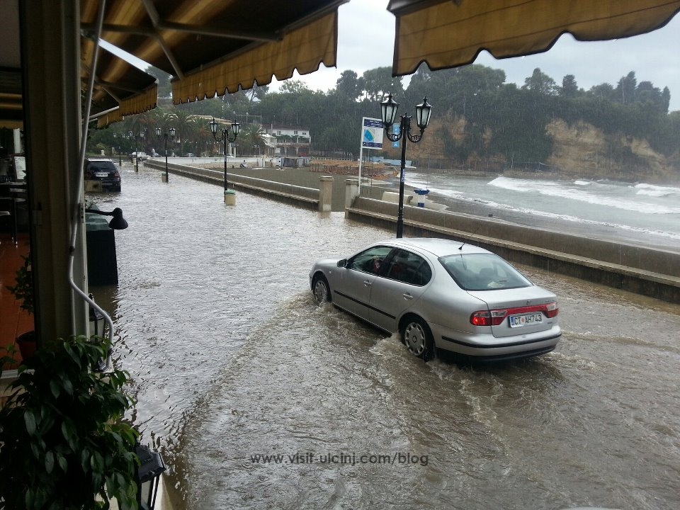 Rreshjet e shiut bllokojn disa rruge te Ulqinit