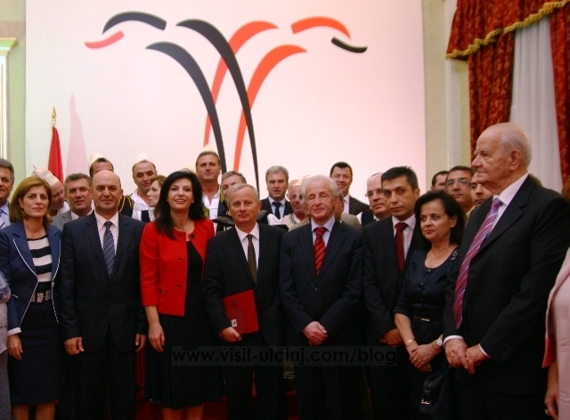 Në 100 Vjetorin e Pavarësisë, Kuvendi i Shqipërisë nderon Bashkinë Vlorë dhe trevat shqiptare; Komunën e Prizrenit-Kosovë, komunën e Çairit – Shkup dhe komunën e Ulqinit- Mal i Zi