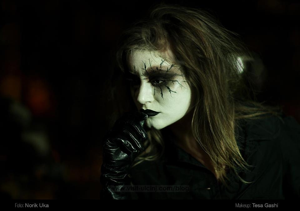 Hana Cakuli frikëson si vampirë për Halloween + Foto