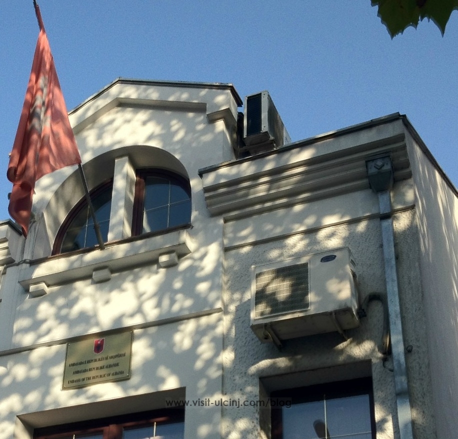 Vjedhet flamuri i ambasadës së Shqipërisë në Podgoricë