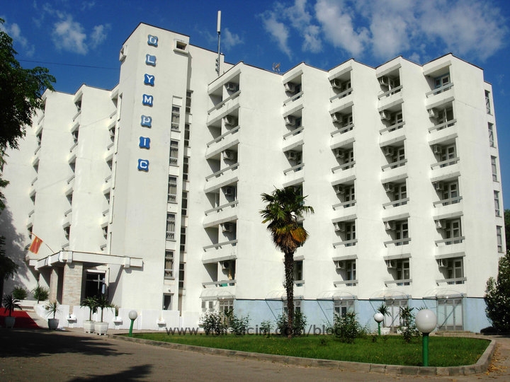 Ru­si sti­žu u hotel Olim­pik