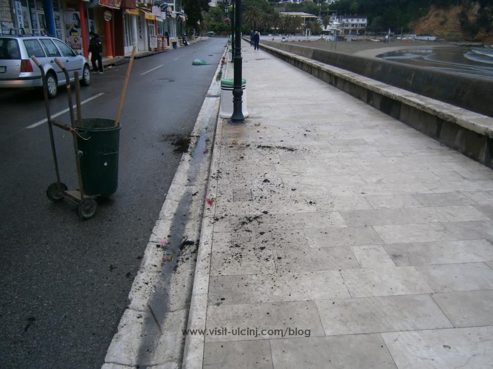 VANDALIZMI ME KONTEJNERET E ULQINIT.3