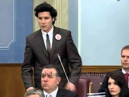 Dritan Abazoviq mbron punetoret e Hotel Otrantit ne Parlament – Video