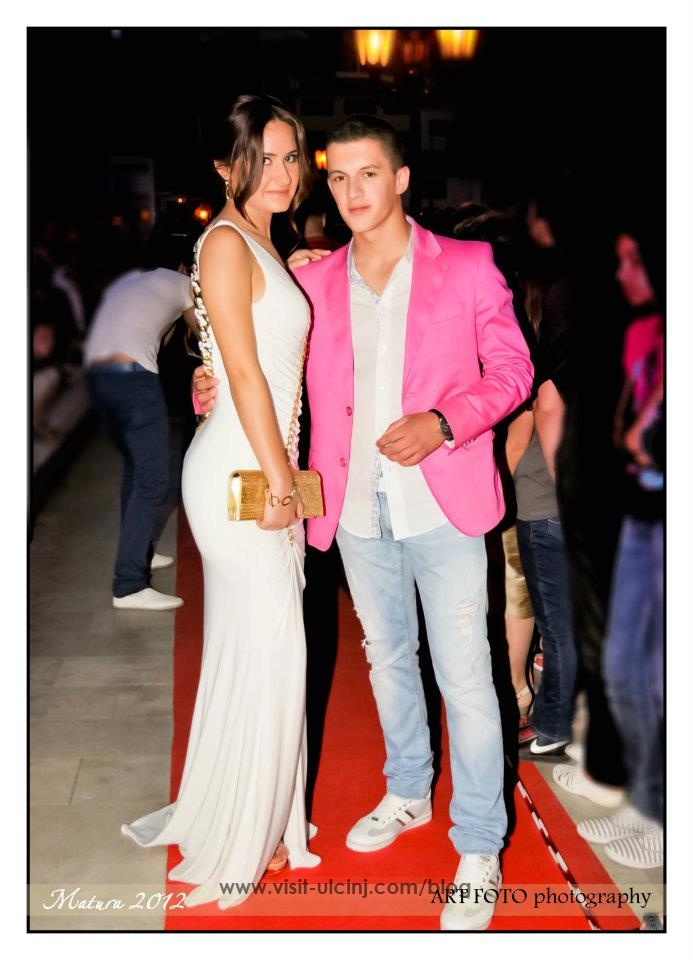 Maturantet po Festojne në Ulqin.25