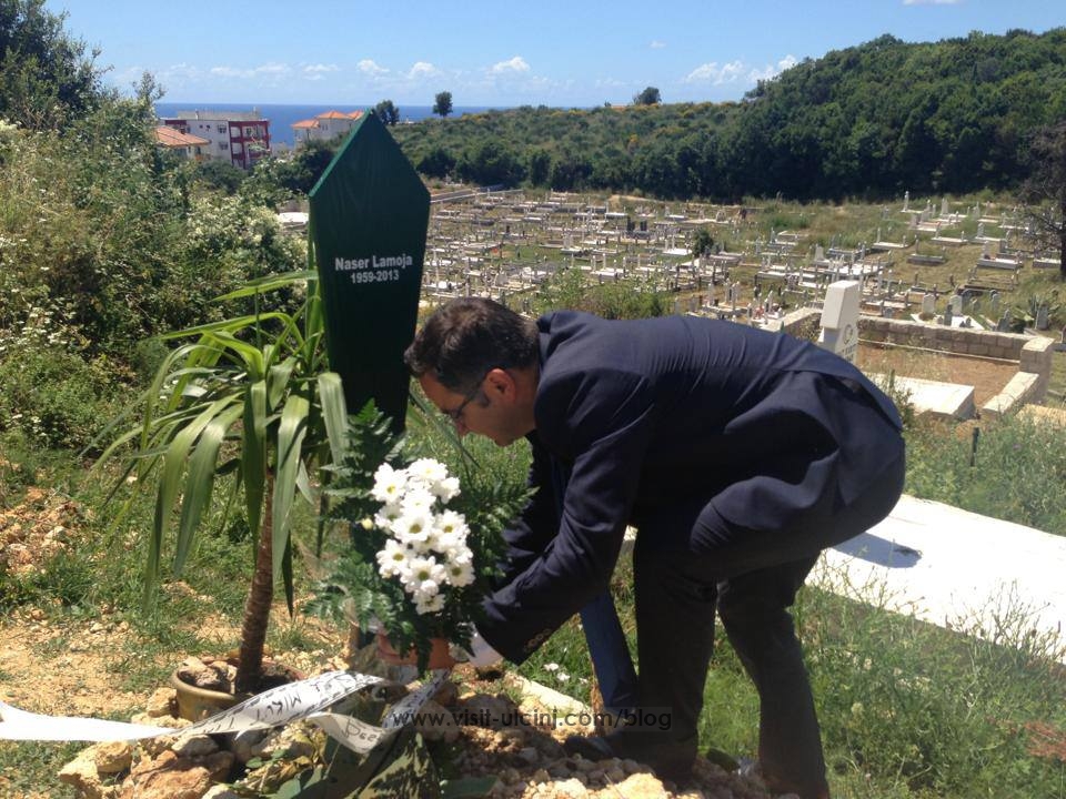 Tahiri bën homazhe te varri i veprimtarit ulqinak, Naser Lamoja