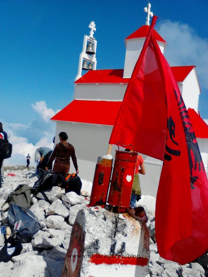 239 Njerëz vendosin Flamurin Shqipetar në maje të Rumis