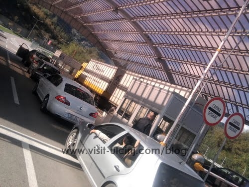 Mërgimtarët përballen me vështirësi gjatë kalimit nëpër Serbi e Mal të Zi
