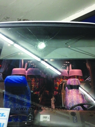 Në Laç sulmohet autobusi Kosovar për Ulqin