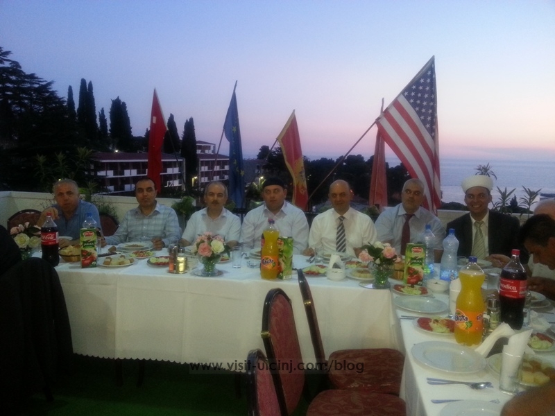 Bashkësia Islame shtron iftar per 600 besimtarë ne hotel Mediteran