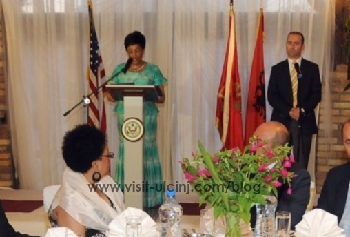 Ambasadorja e SHBA-së shtron Iftar në Tuz + Foto