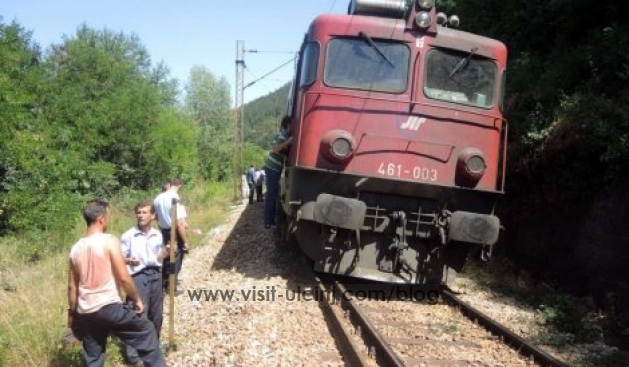 Treni Beograd – Tivar del nga binarët