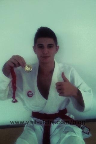 Adonis Markashi vazhdon perseri duke fituar medalje te arit