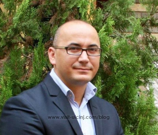 Shqiptarë si qejflinj partish politike